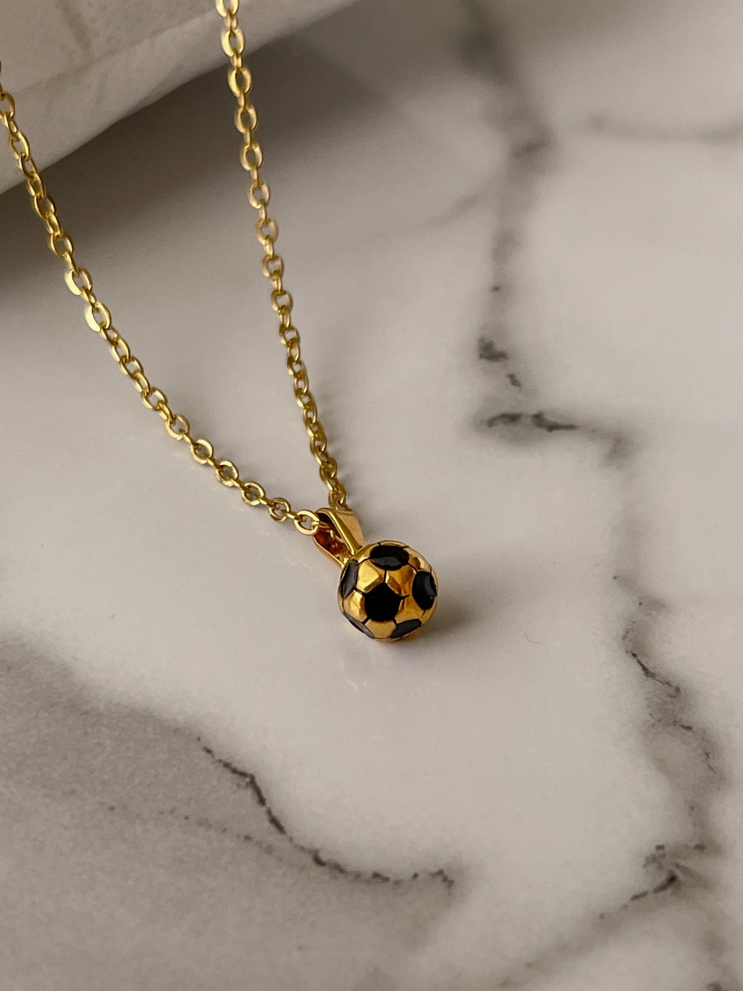 Collar pelota dorada
