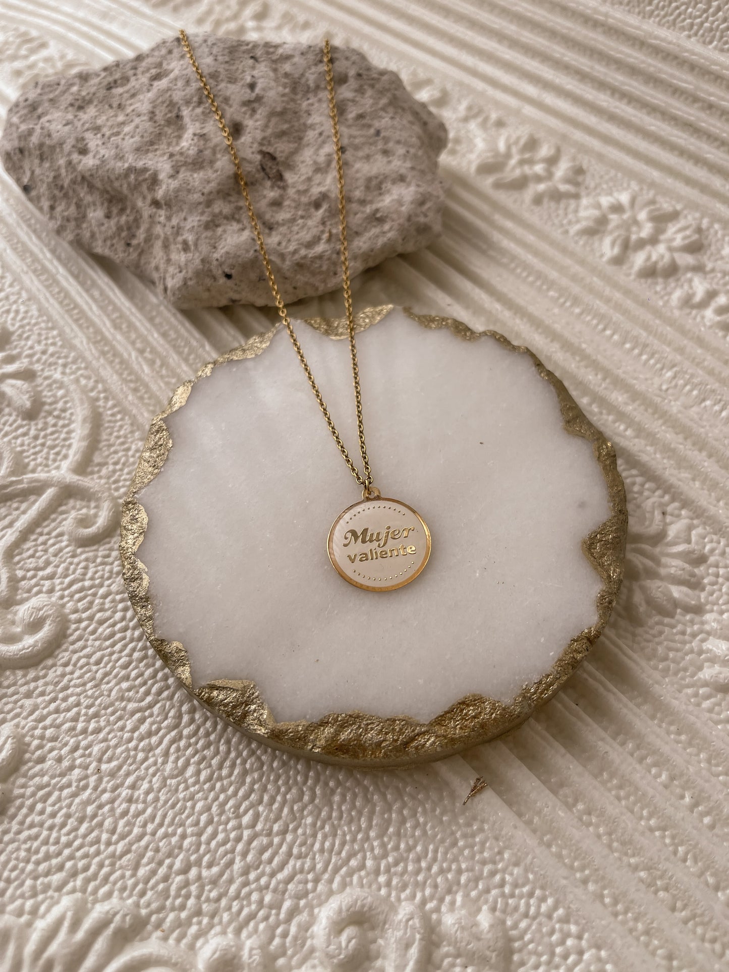 Collar mujer valiente