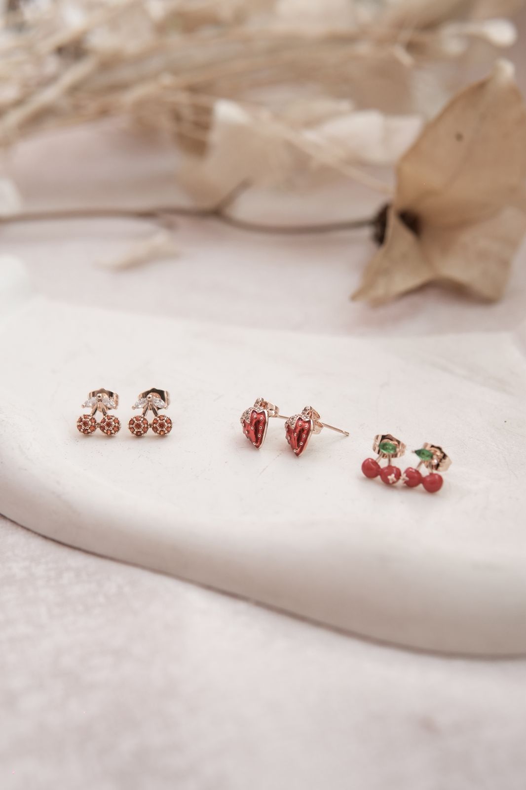 ARETES PEGADOS CEREZA