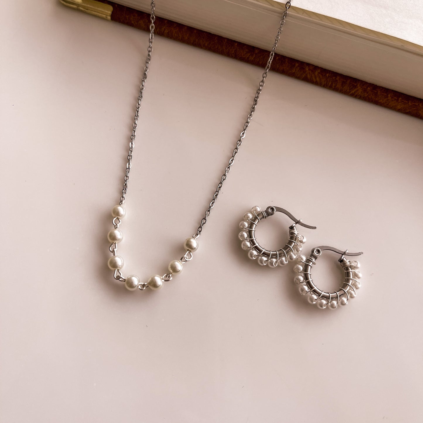 Collar Perlas y argolla plateada