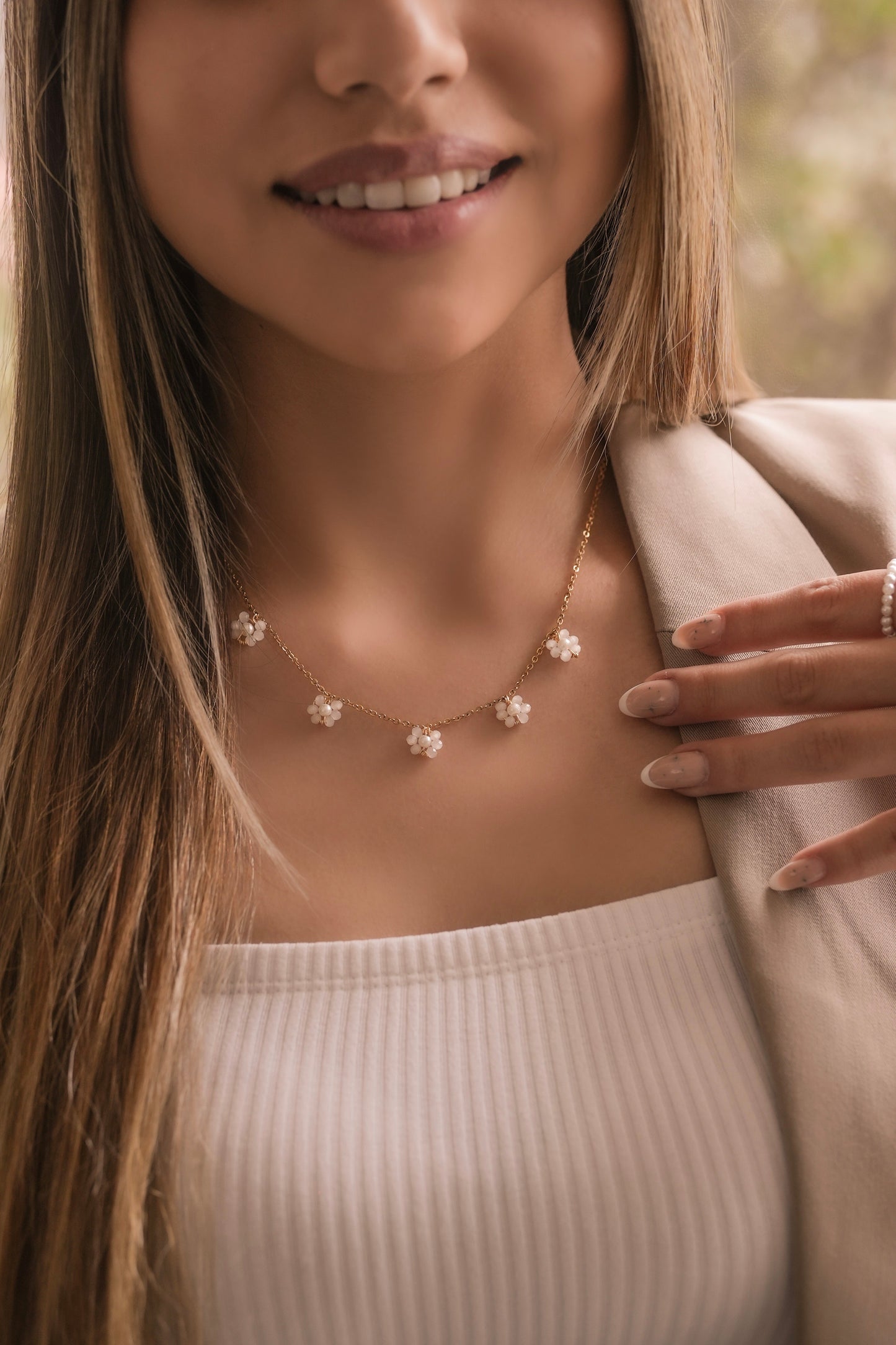 Collar flores blancas