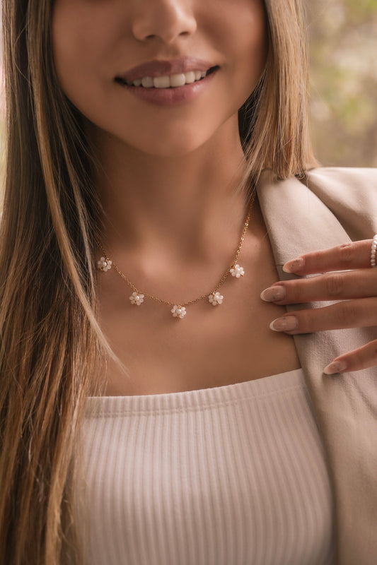 Collar flores blancas