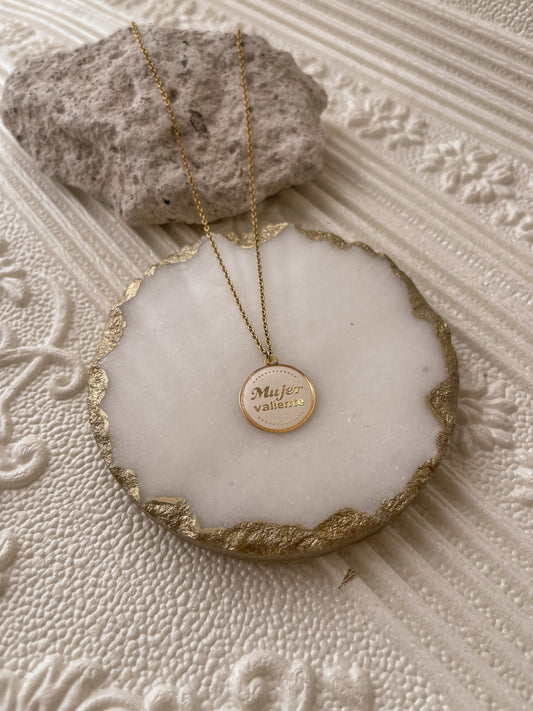 Collar mujer valiente