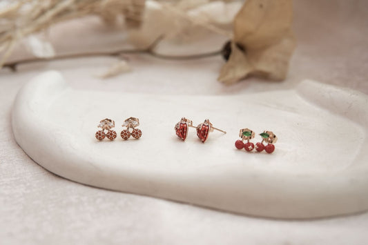 ARETES PEGADOS CEREZA